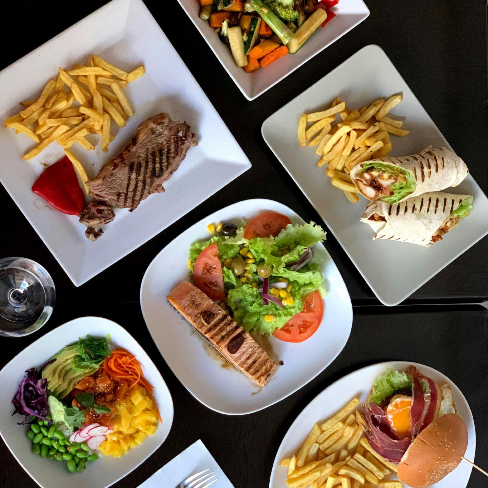Balanced meal portions on a plate, a sustainable eating pattern for weight management